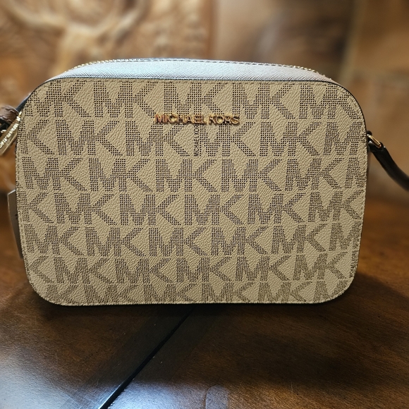 Michael Kors Handbags - Michael Kors Vanilla Crossbody Bag